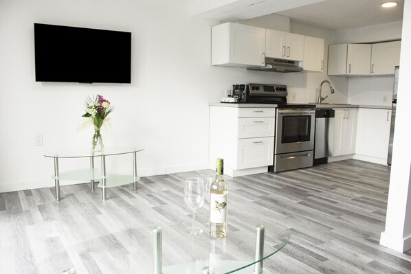 Luxury Suite, 1 Queen Bed with Sofa bed, Non Smoking, Lake View | Private kitchen | Coffee/tea maker - Bowmanville Marina Inn & Suites (Clarington)