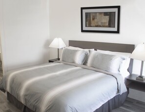 Executive Room, 1 King Bed, Non Smoking | Iron/ironing board, free WiFi, bed sheets - Bowmanville Marina Inn & Suites (Clarington)