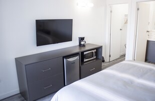 Executive Room, 1 King Bed, Non Smoking | Iron/ironing board, free WiFi, bed sheets