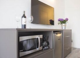 Executive Room, 1 King Bed, Non Smoking | Iron/ironing board, free WiFi, bed sheets