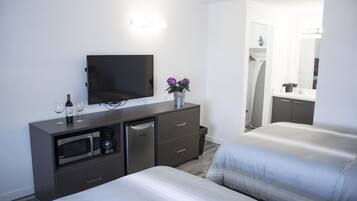 Deluxe tweepersoonskamer, 2 tweepersoonsbedden, niet-roken | Een strijkplank/strijkijzer, gratis wifi, beddengoed