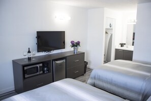 Phòng đôi Deluxe, 2 giường đôi, không hút thuốc | Bàn ủi/dụng cụ ủi quần áo, truy cập Internet không dây miễn phí