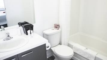 Een bad/douchecombinatie, gratis toiletartikelen, een haardroger