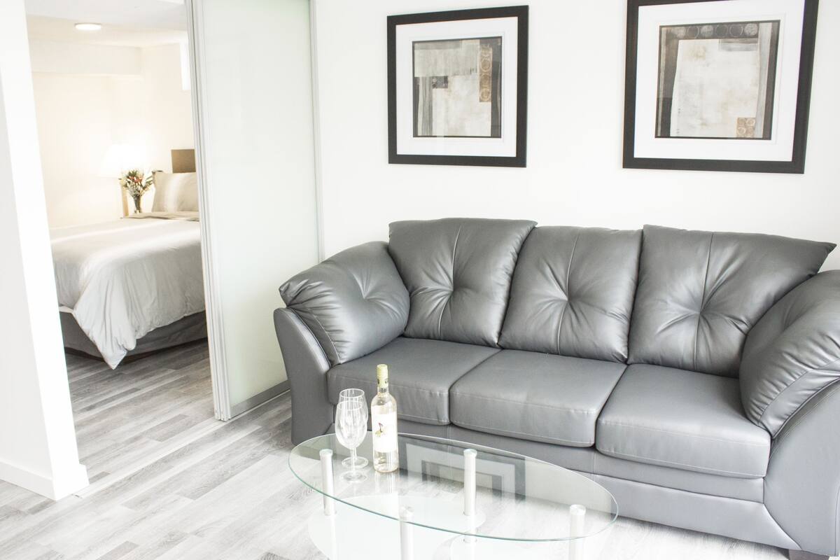 Luxe suite, 1 queensize bed met slaapbank, niet-roken, uitzicht op meer | Woonruimte | Smart-tv