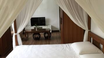 1 bedroom, in-room safe, iron/ironing board, bed sheets