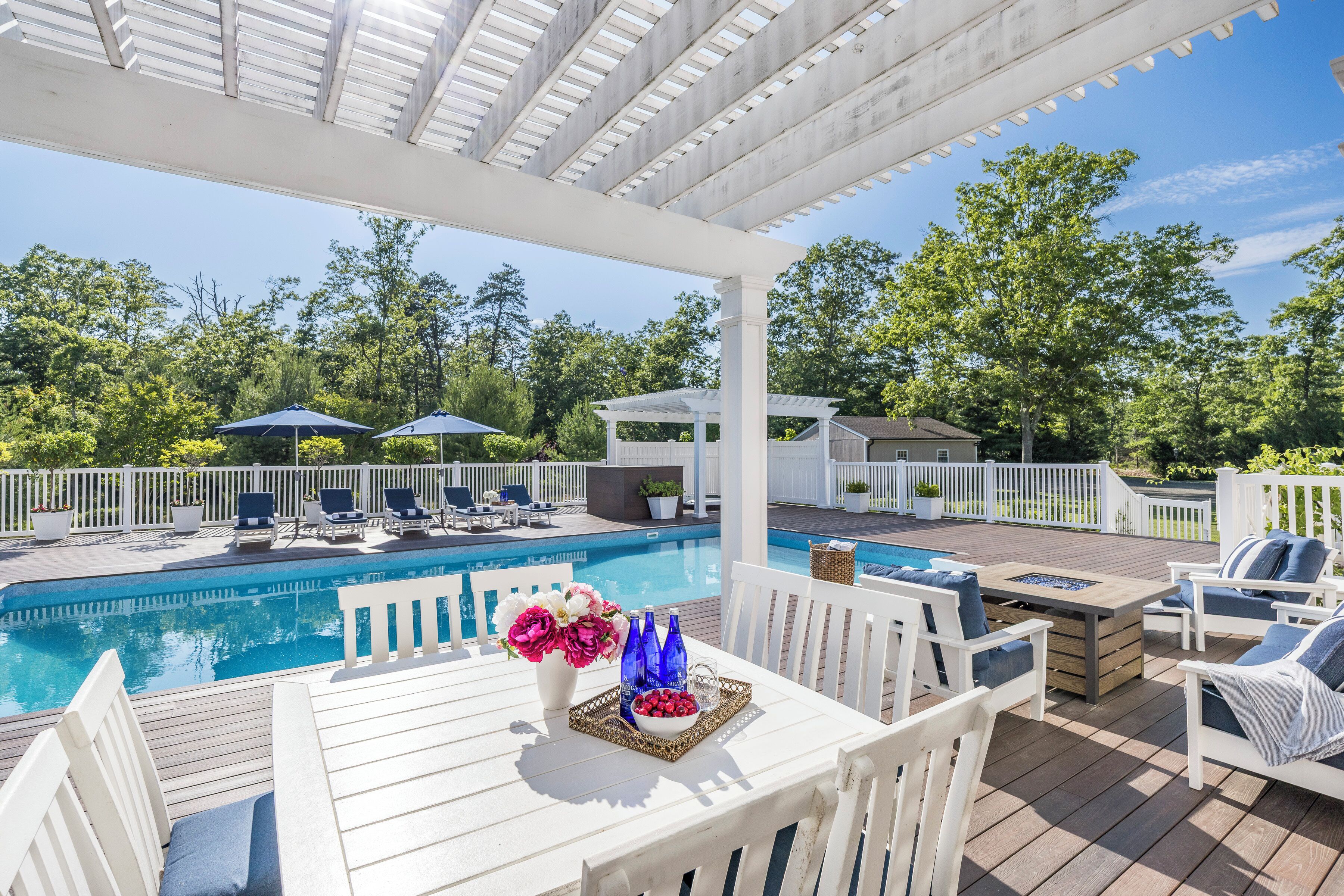 Utendørsbasseng og et oppvarmet basseng