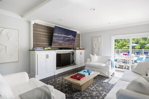 Smart TV, caminetto, impianto stereo, stampante