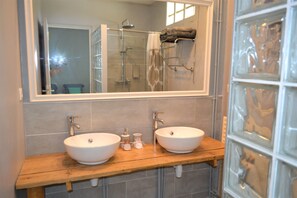 Shower, free toiletries, hair dryer, towels