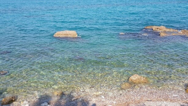 A clear view of a rocky shoreline with calm sea water. - Beach house with large garden (Seaside Paradise Vasto) (Vasto)