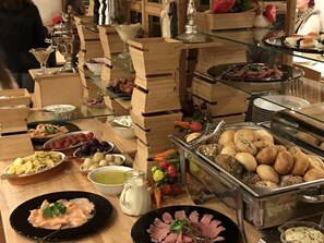 Tägliches Frühstücksbuffet gegen Gebühr