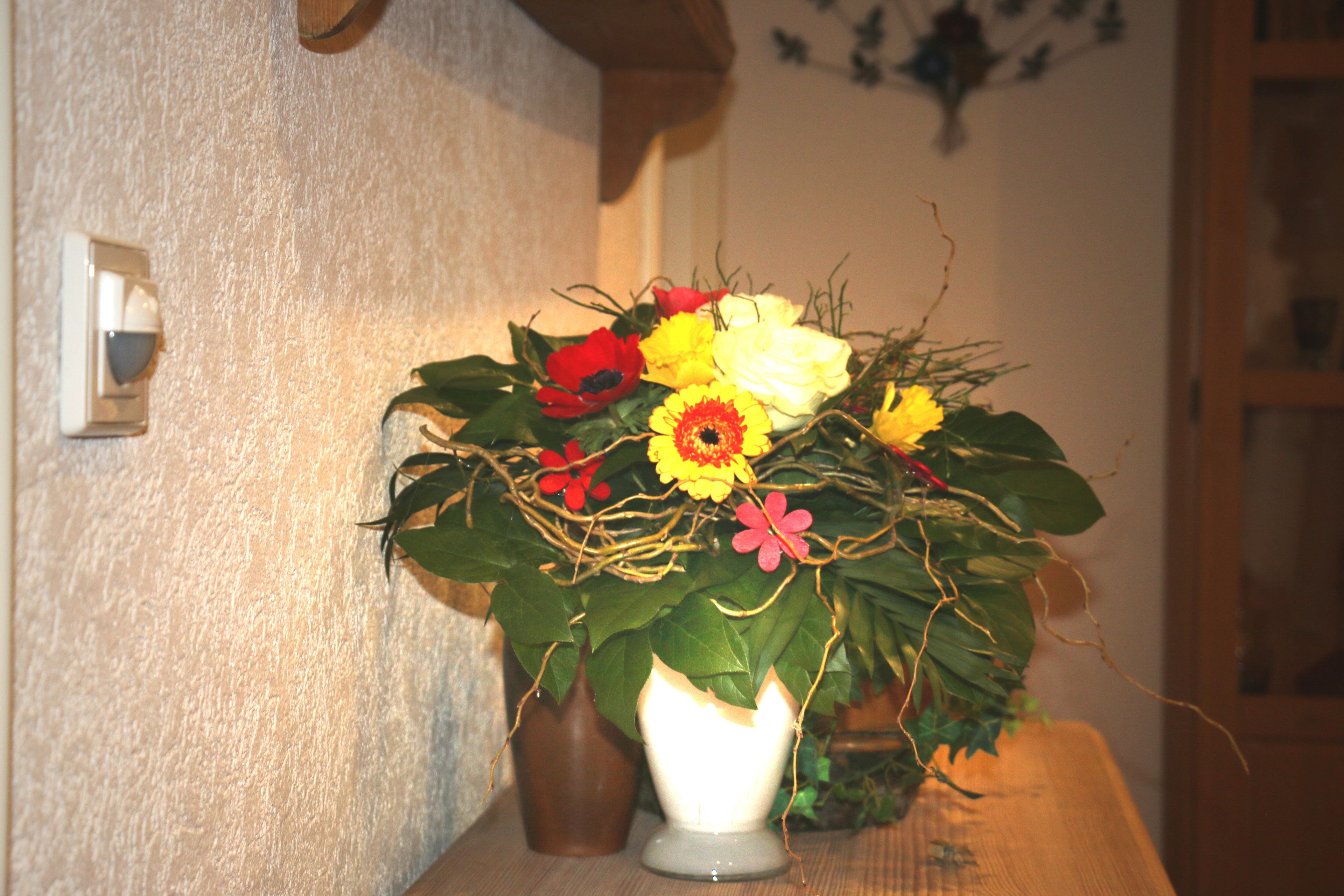Una taula amb un ram de flors i una espelma.