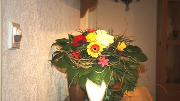 Una taula amb un ram de flors i una espelma.