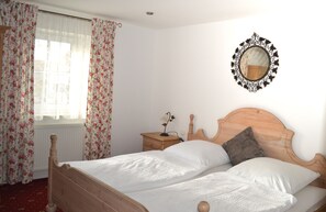 Comfort-Doppelzimmer, 1 King-Bett, Blick auf den Innenhof | Hochwertige Bettwaren, Daunenbettdecken, individuell eingerichtet