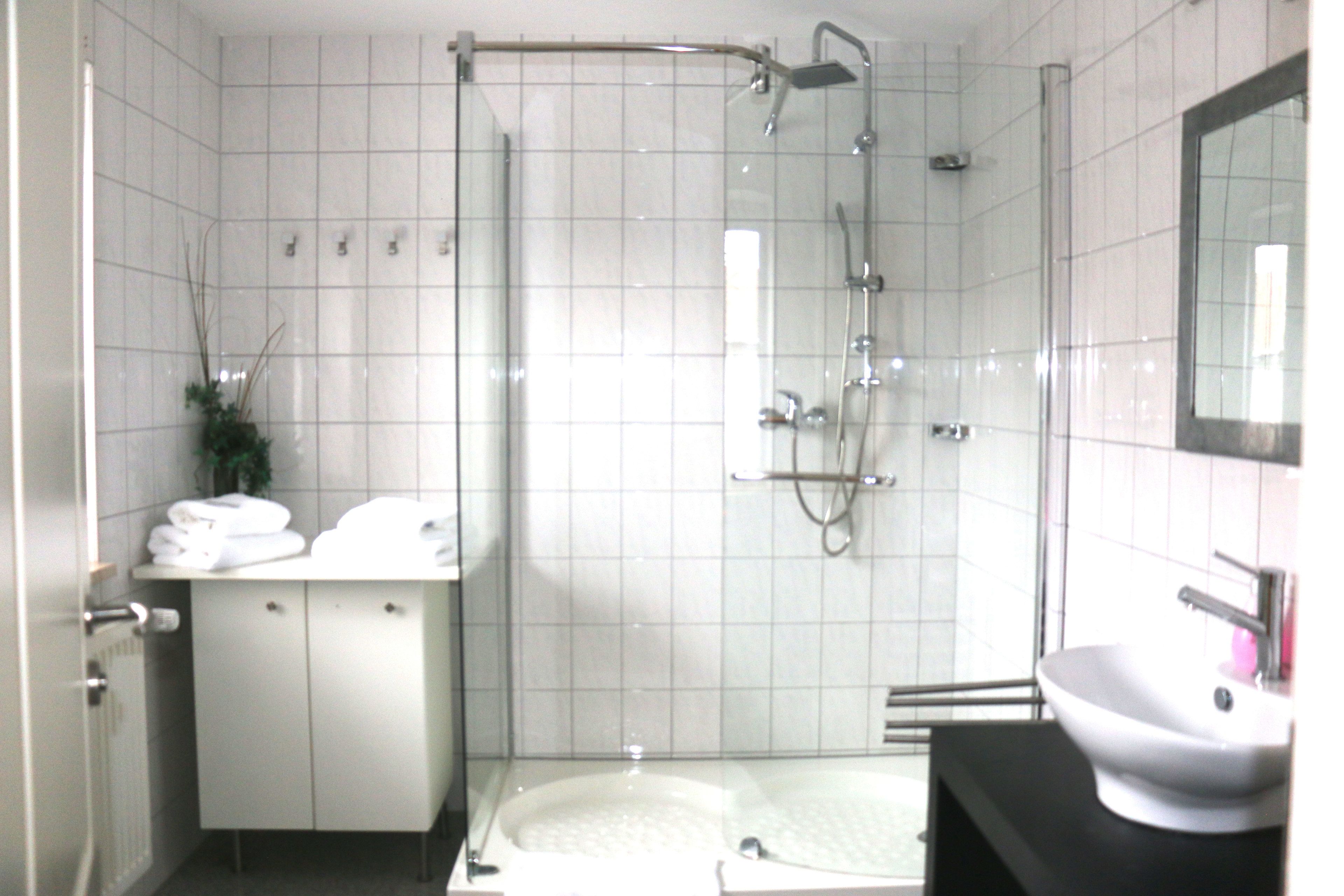 Classic-Doppelzimmer, 1 King-Bett | Badezimmer | Haartrockner, Handtücher, Seife, Shampoo