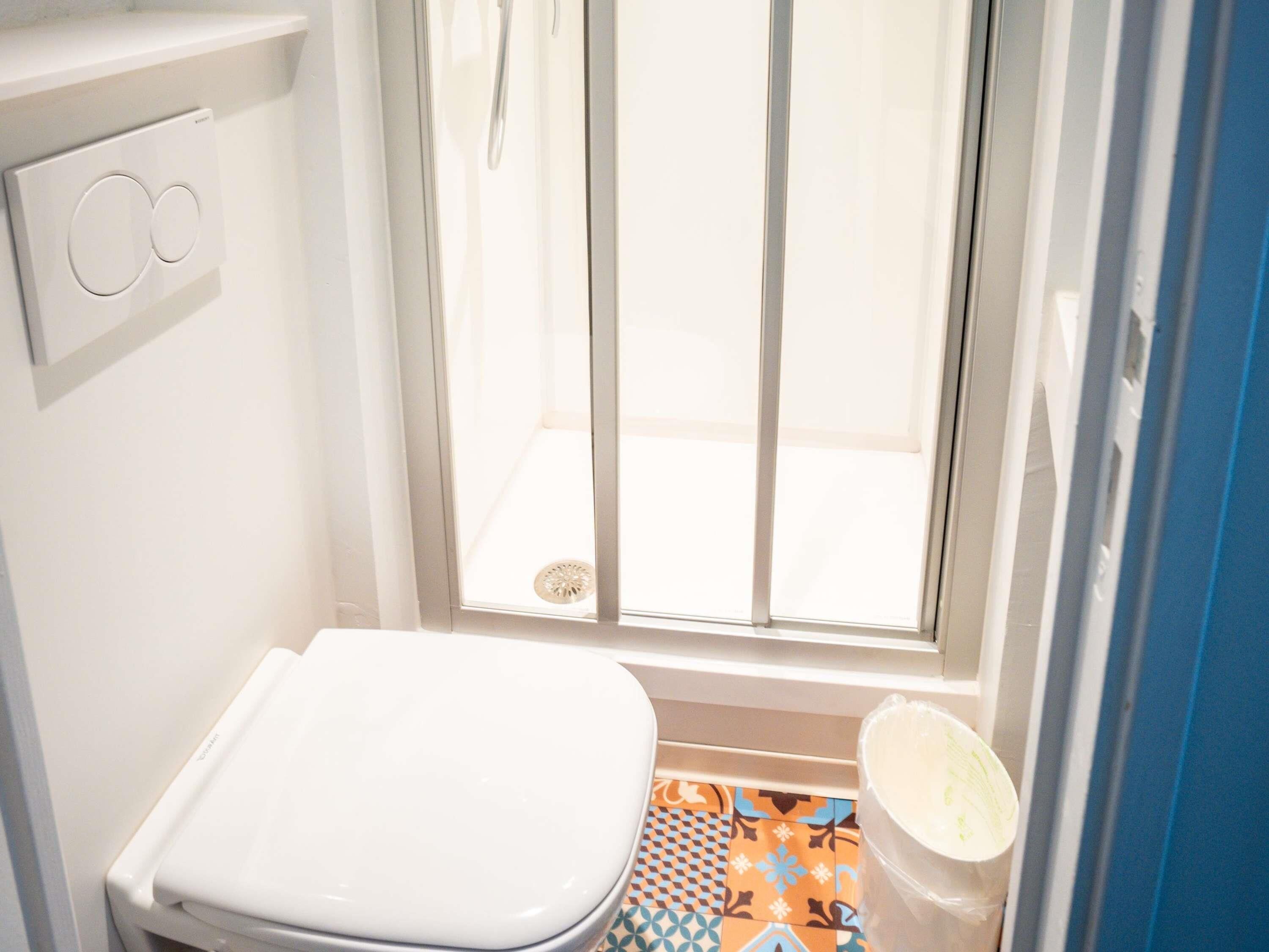 Habitación, 1 cama doble, baño privado (Cabrio Room) | Escritorio, cortinas opacas, sistema de insonorización y wifi gratis