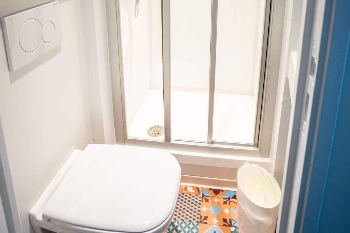 Habitación, 1 cama doble, baño privado (Cabrio Room) | Escritorio, cortinas opacas, sistema de insonorización y wifi gratis