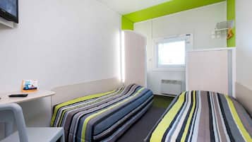 Escritorio, cortinas blackout, insonorización y wifi gratis