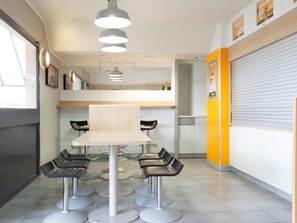 Desayuno buffet diario (EUR 4.90 por persona)