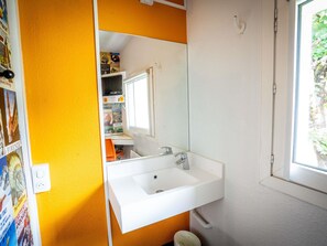Escritorio, cortinas blackout, sistema de insonorización y wifi gratis 