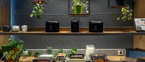 Päivittäinen buffetaamiainen (7.5 EUR per henkilö)