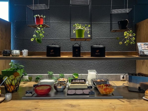 Tägliches Frühstücksbuffet (7.5 EUR pro Person)