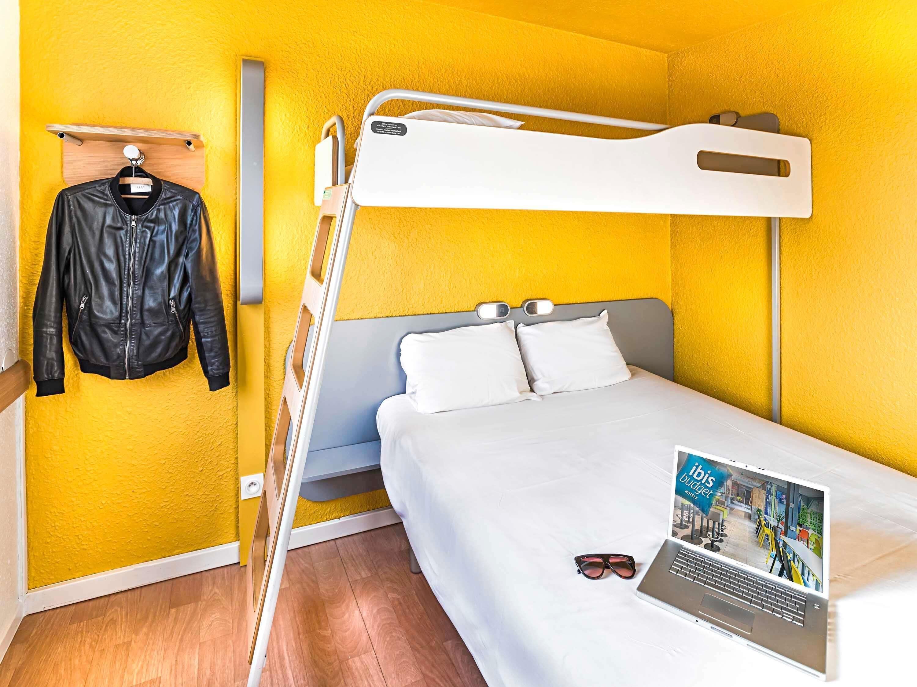 Dreibettzimmer, Mehrere Betten | Schreibtisch, Verdunkelungsvorhänge, schallisolierte Zimmer