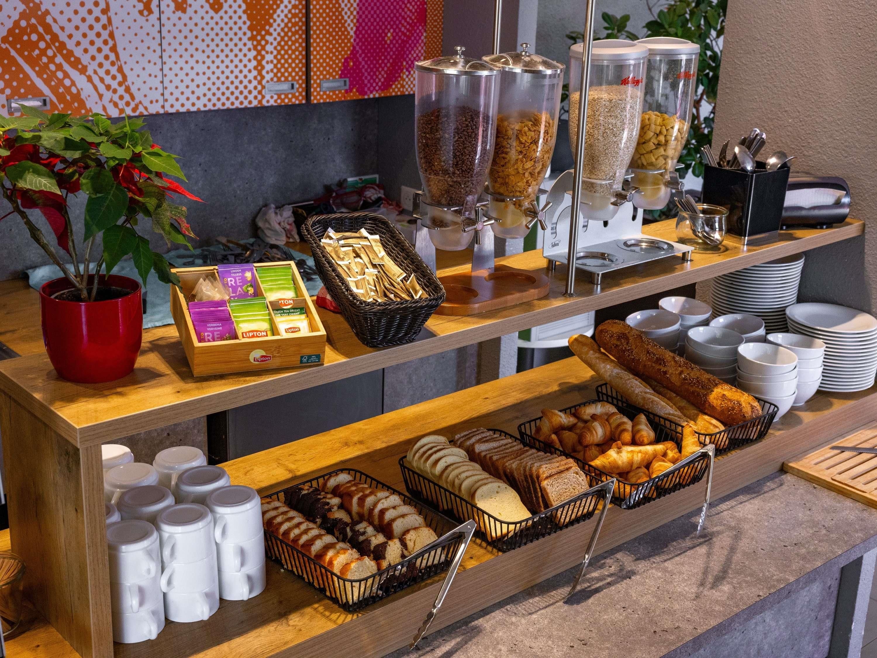 Een buffet met diverse gerechten en bijbehorende sauzen.