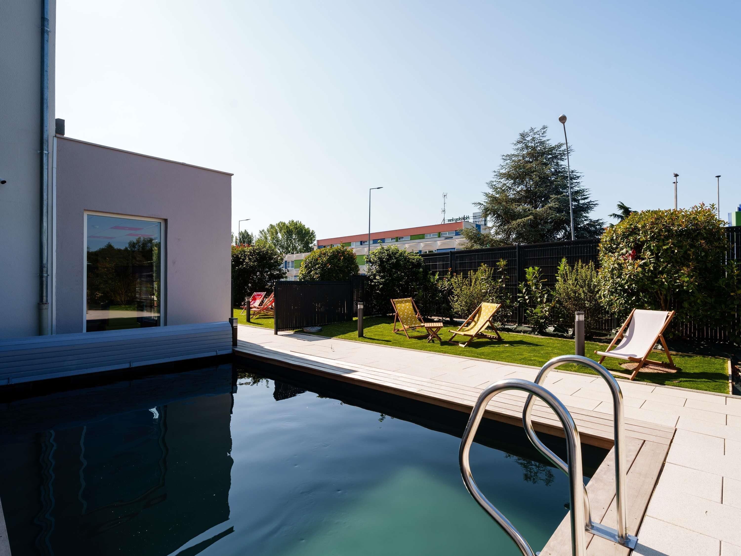 Una piscina al aire libre de temporada, camas de piscina gratis