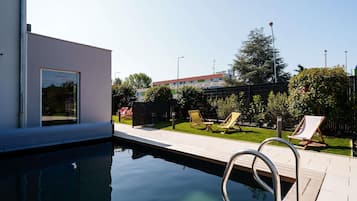 Una piscina al aire libre de temporada, camas de piscina gratis