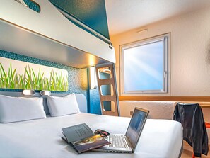 Schreibtisch, Verdunkelungsvorhänge, schallisolierte Zimmer