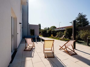 En säsongsöppen utomhuspool, gratis cabanor och parasoller