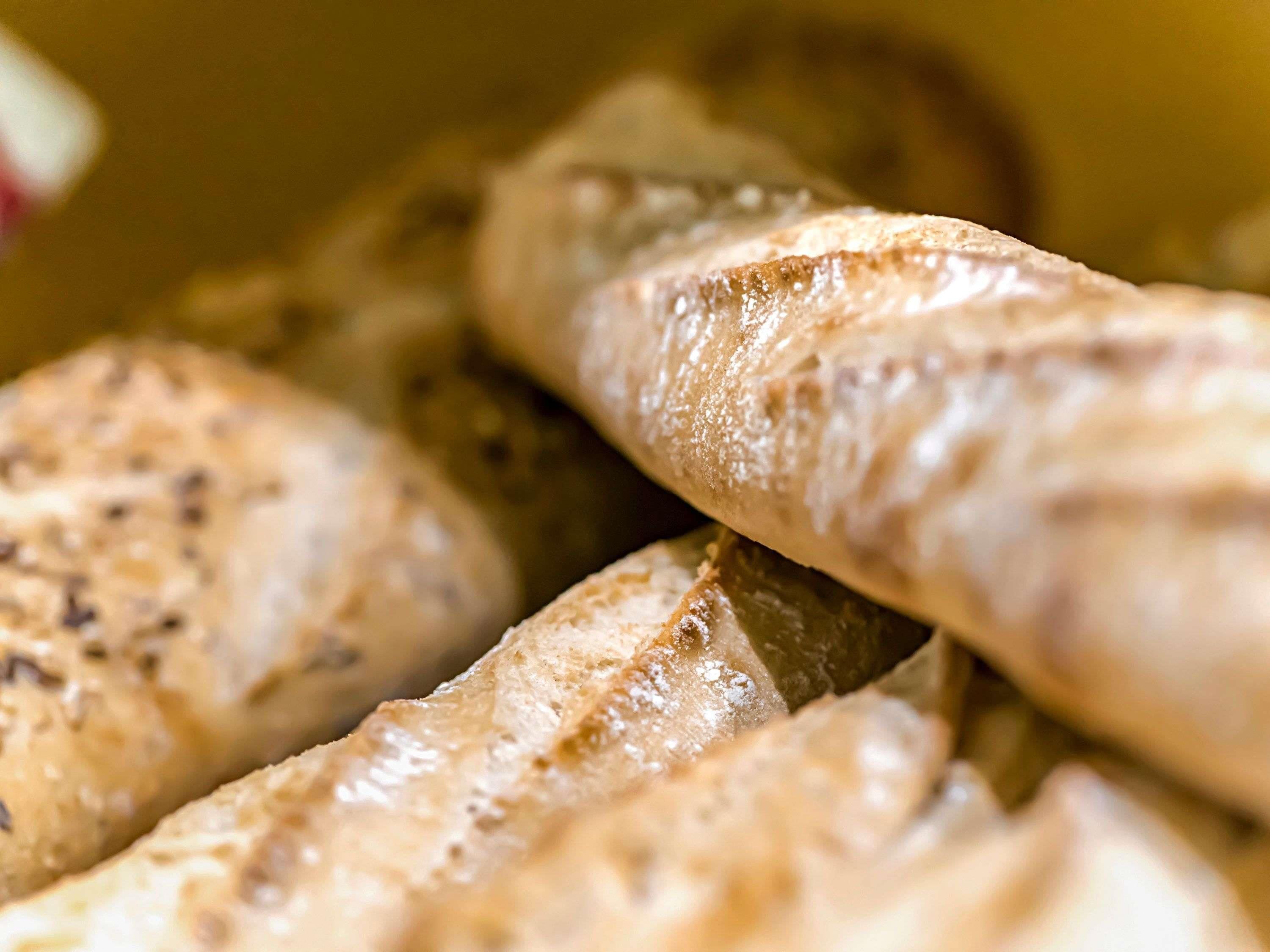 Un gros plan d’un aliment, peut-être un type de pain ou de pâtisserie, présentant une surface texturée et un aspect brillant.