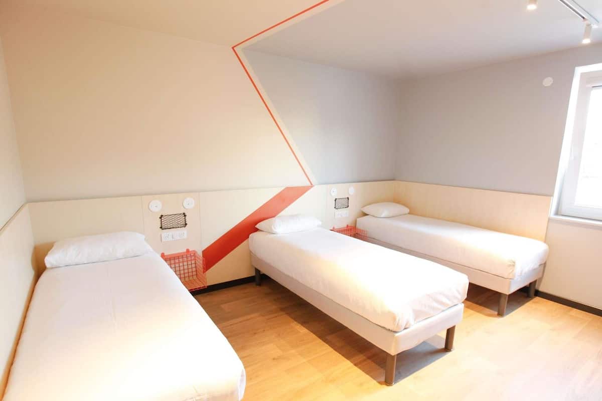 Habitación estándar, varias camas | Escritorio, cortinas blackout y insonorización