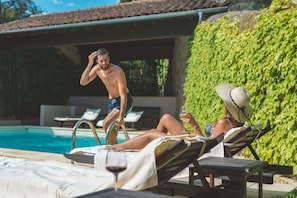 Una piscina al aire libre de temporada