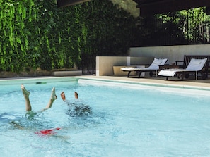 Piscine extérieure en saison