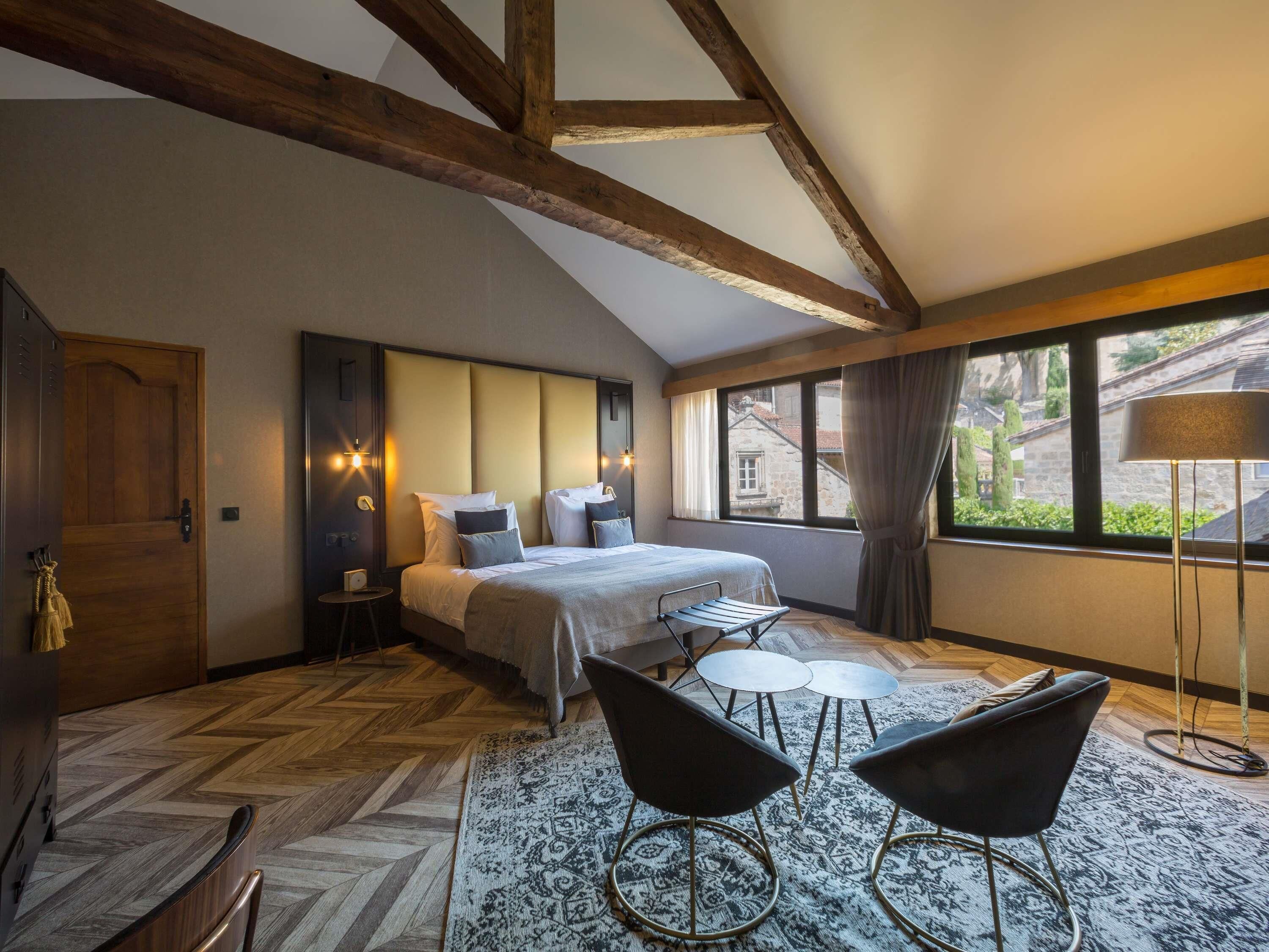 Suite familiar, varias camas | Ropa de cama de alta calidad, colchones con acolchado adicional, minibar