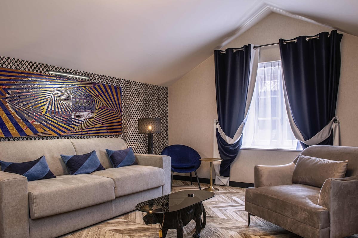 Svit Deluxe - 1 dubbelsÀng med bÀddsoffa | SÀngtillbehör av högsta kvalitet, bÀddmadrasser och minibar
