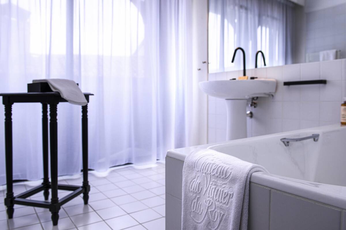 Ropa de cama de alta calidad, camas con pillow-top y minibar