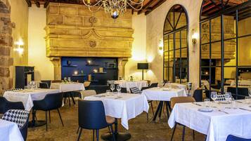 Lunch and dinner served