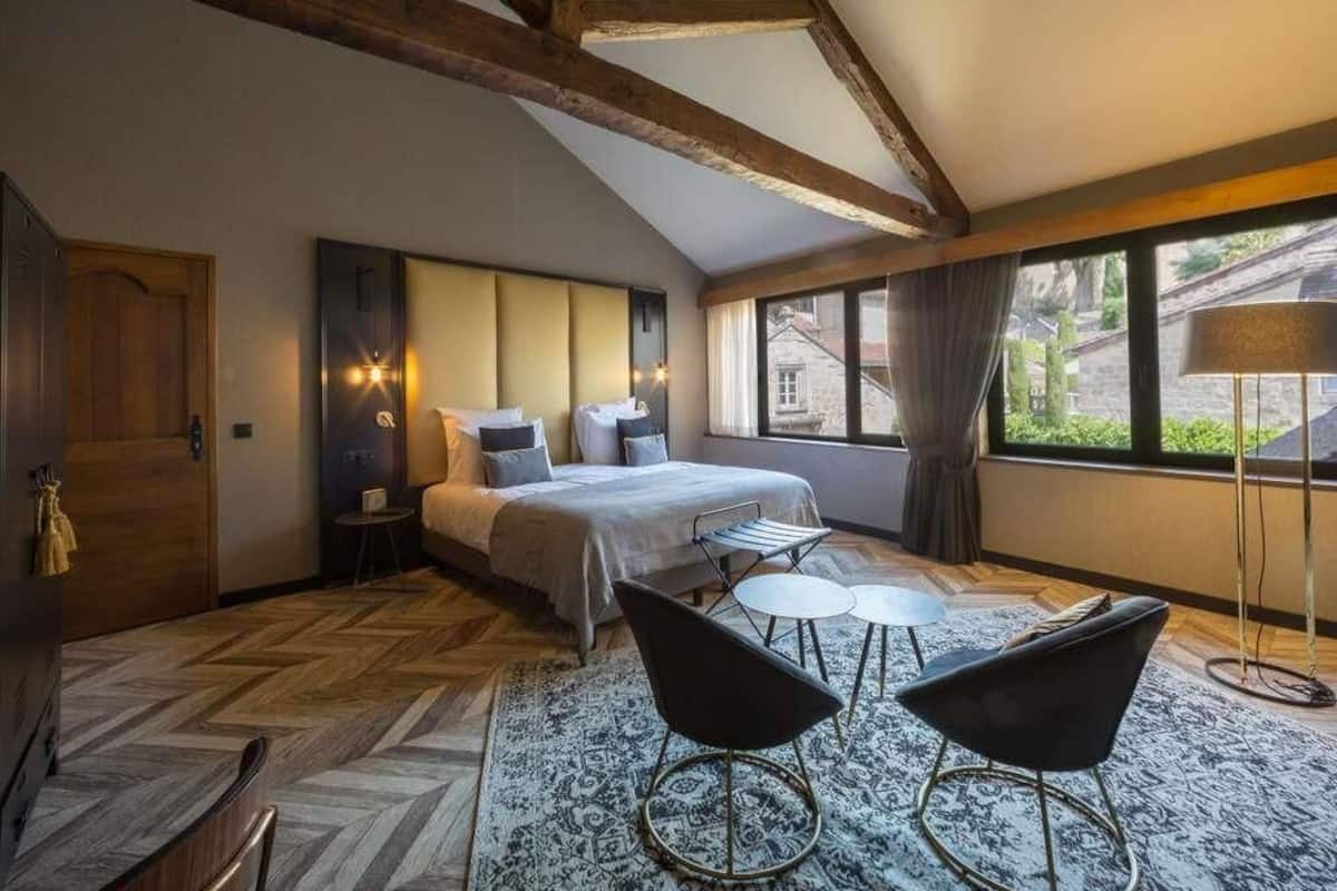 Premium bedding, pillow-top beds, minibar, in-room safe