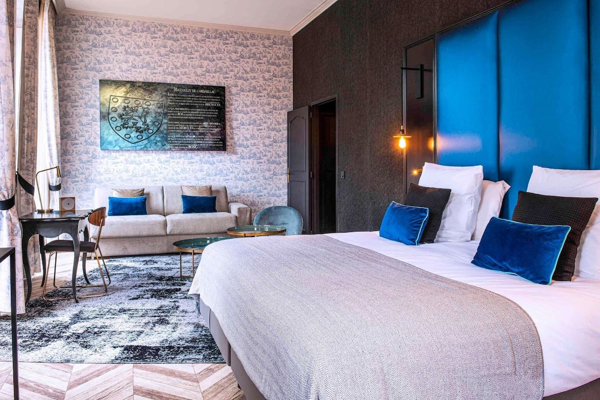 Premium bedding, pillow-top beds, minibar, in-room safe