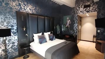 Ropa de cama de alta calidad, colchones con pillow-top y minibar