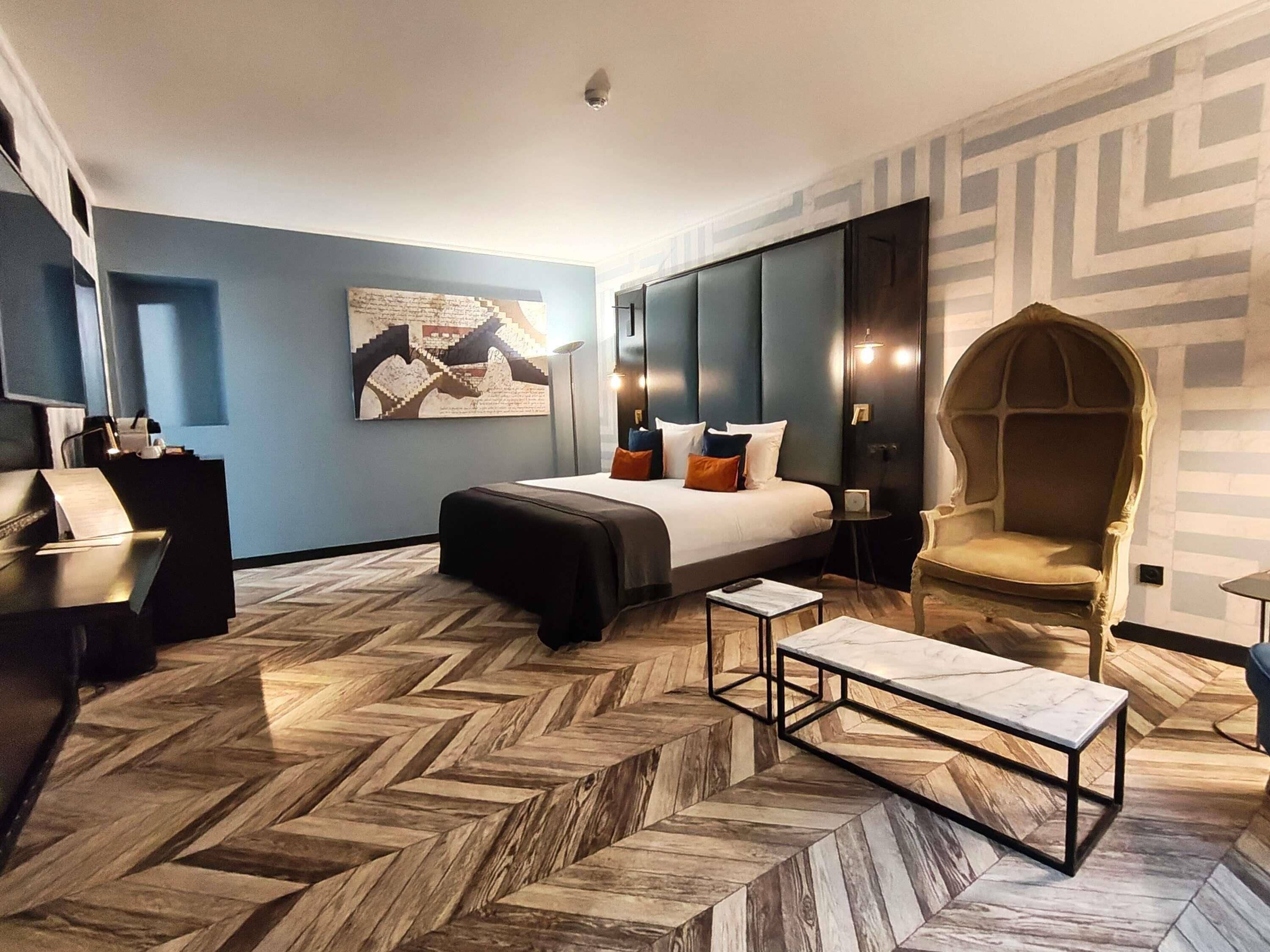 Roupas de cama premium, camas com colchões pillow-top, frigobar