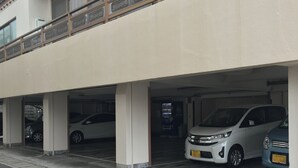 A multi-level parking garage with several cars parked. - Shimabara Hakusan Hotel (Shimabara)