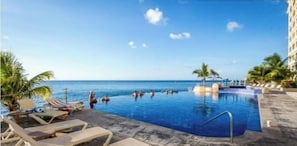 Piscine extérieure, piscine à débordement