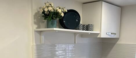 ثلاجة، فرن، موقد طهي مسطح، ماكينة لصنع القهوة/الشاي