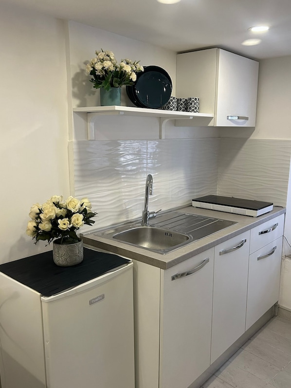 Kühlschrank, Ofen, Herdplatte, Wasserkocher mit Kaffee-/Teezubehör