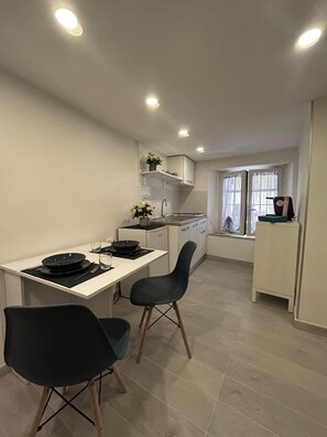 Frigorifero, forno, piano cottura, macchina per tè/caffè