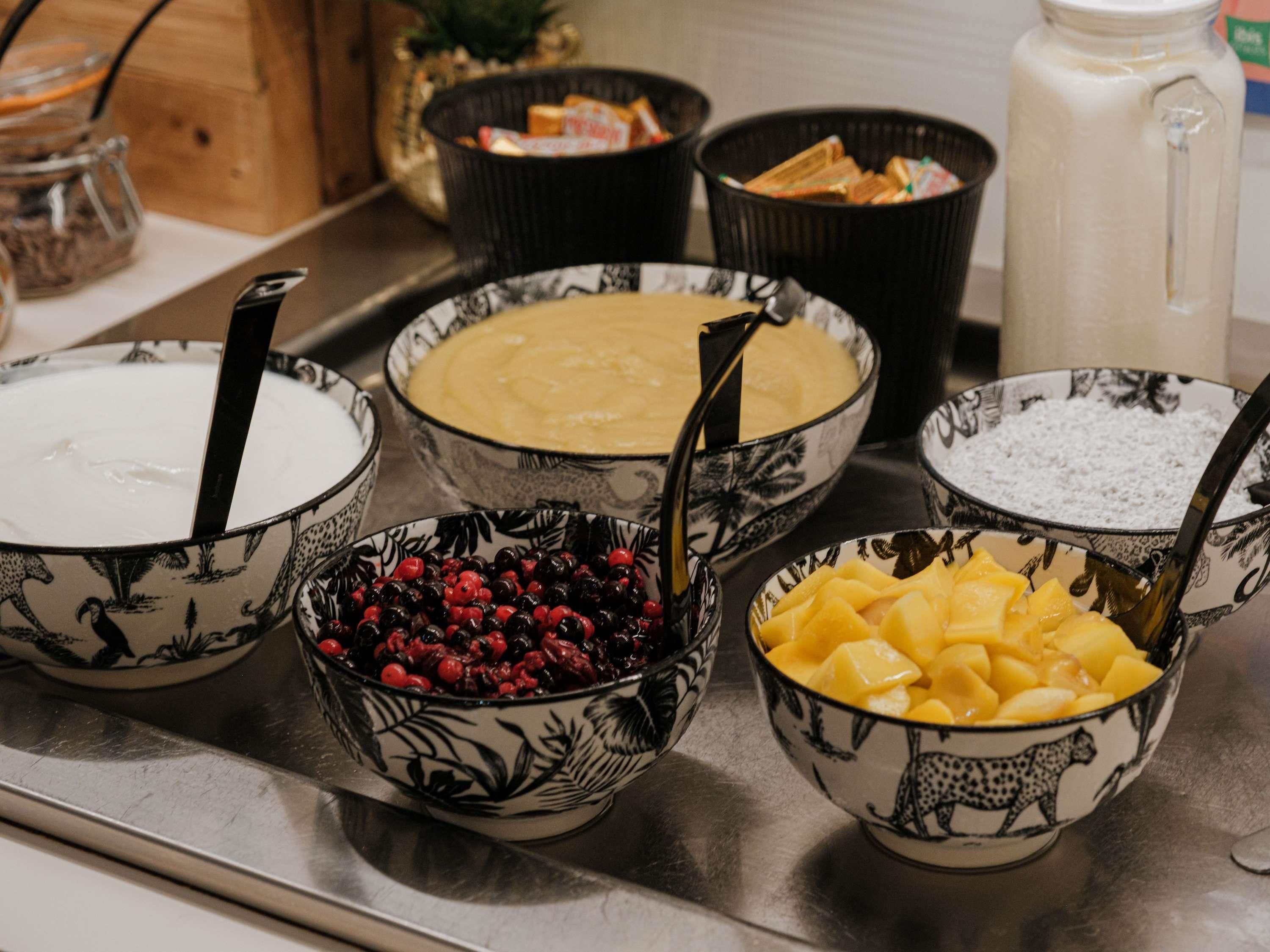Una encimera de cocina con varios recipientes que contienen diferentes alimentos.