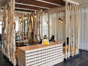 Een modern interieur met een houten receptiebalie, hangende pendantlampen en natuurlijke houten accenten.